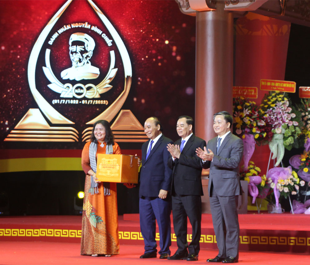 Chủ tịch nước trao quà kỷ niệm cho tỉnh Bến Tre