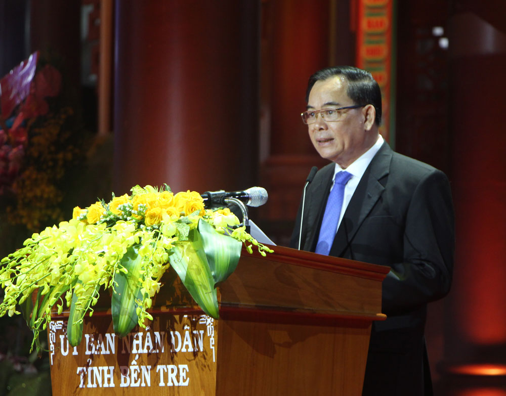 Chủ tịch UBND tỉnh Trần Ngọc Tam đọc diễn văn Kỷ niệm 200 năm Ngày sinh Danh nhân Nguyễn Đình Chiểu.